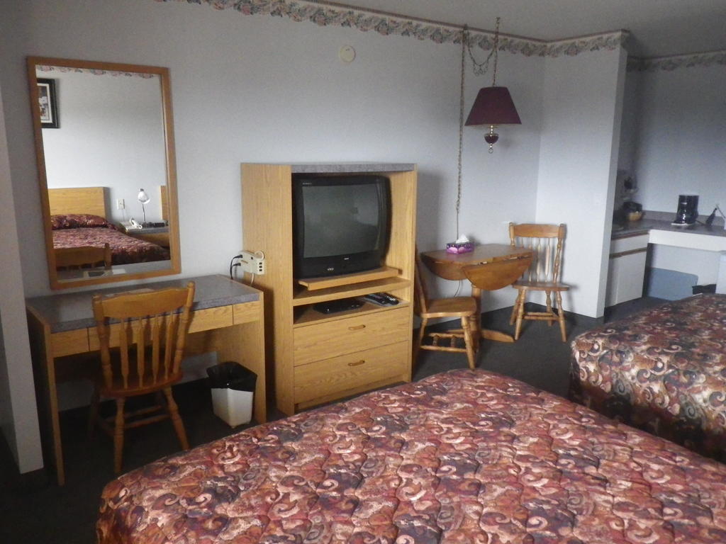 Alcan Motor Inn Haines Junction Room photo